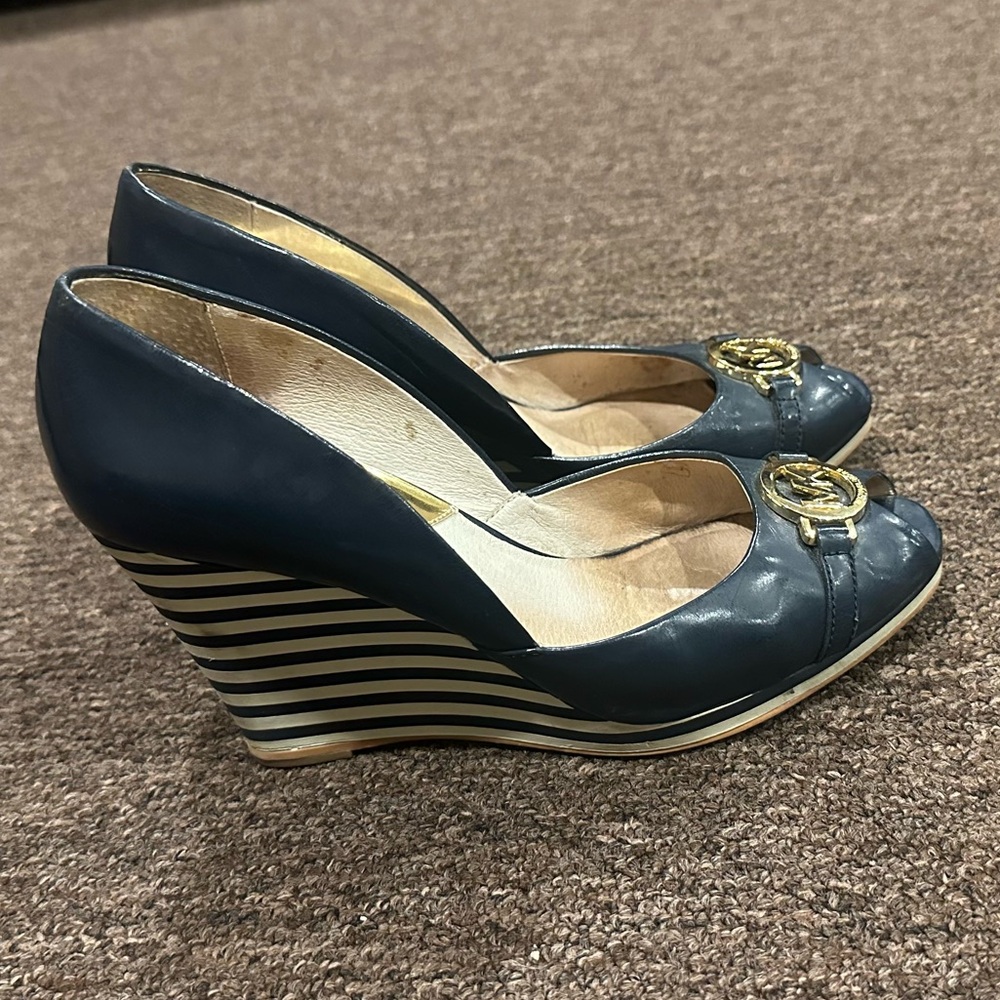 Michael Kors Womens Navy Blue Wedge striped shoe 7.5 high heels pumps logo toe
